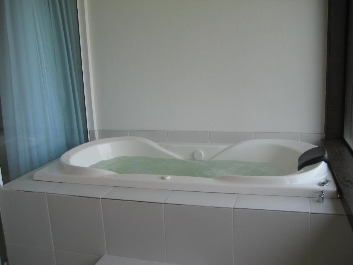 Suite con bañera de hidromasaje y cama grande